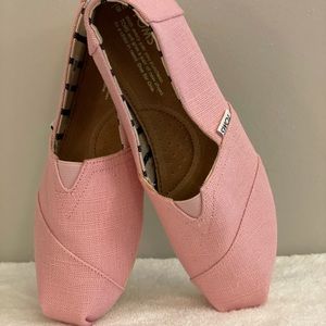 Size 8 pink Toms in good condition